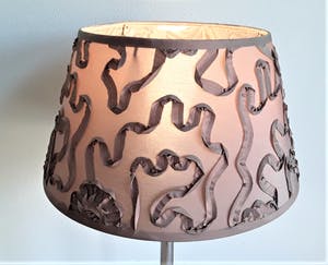 Curiosa - Stijlvolle strak vormgegeven verchroomd metalen tafellamp met artistieke kap. kopen? Bied vanaf 1!