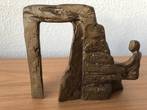 Brons (Onbekend) - Heel apart bronzen beeld van 2 mensen aan tafel bij poort. kopen? Bied vanaf 25!