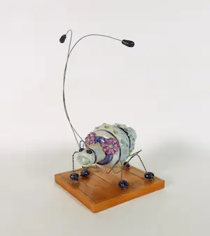 Agnes Berck - Twee insecten van keramiek en ijzer kopen? Bied vanaf 50!