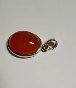 Nieuw zilveren hanger van 925 zilver, gezet met echte edelsteen: carneool. kopen? Bied vanaf 60!