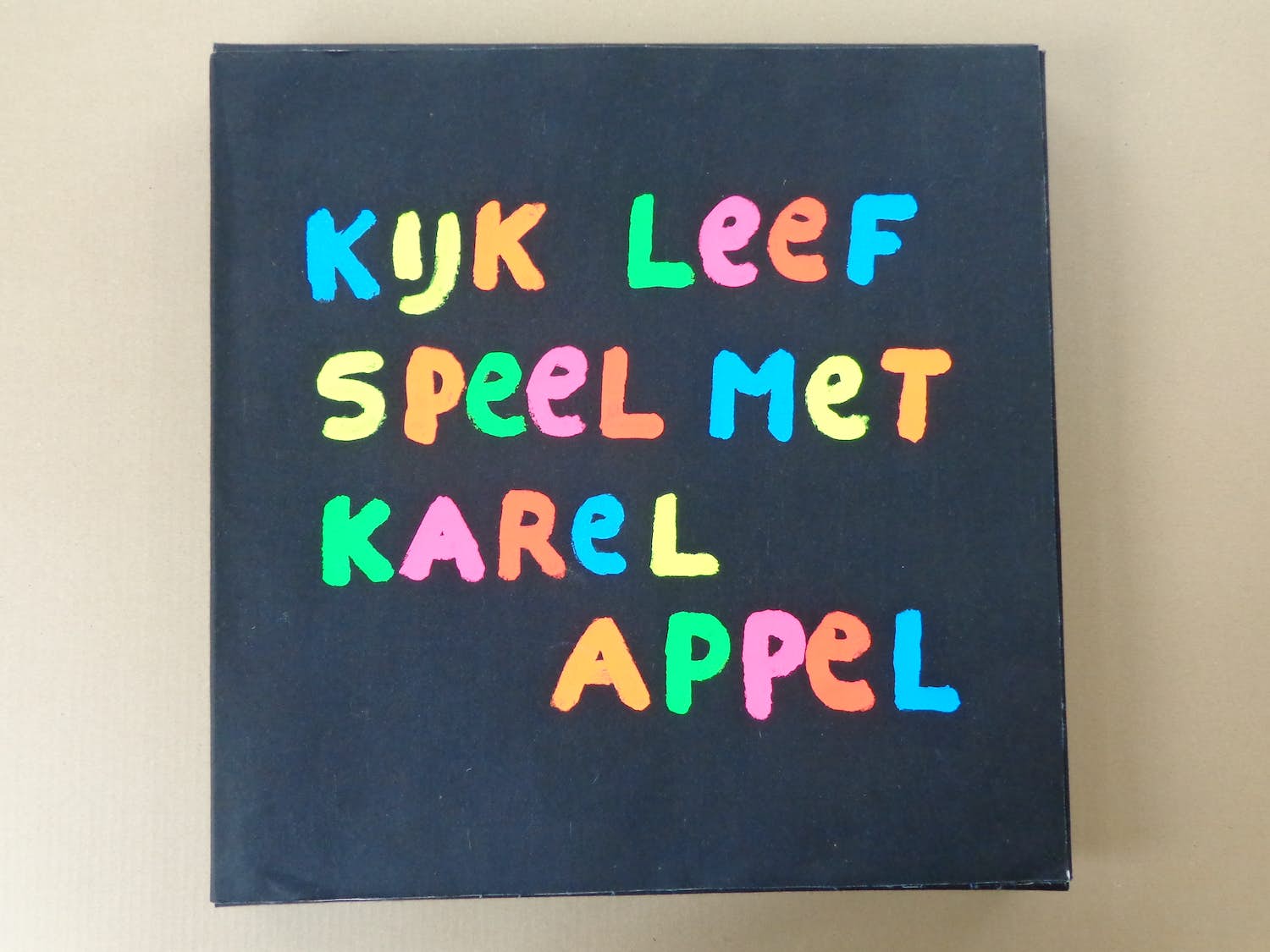 Karel Appel - KIJK LEEF SPEEL / KLEURZEEFDRUK / VILTEN DOOS / 50x50x5cm / 1977 verkocht voor € 35!