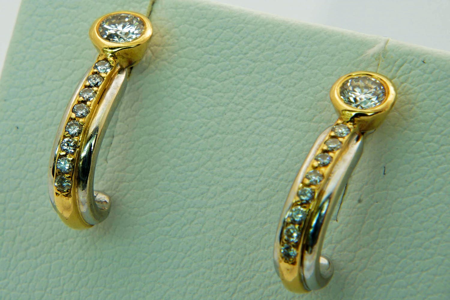 74- Fraaie set bicolor 18krt goud & diamanten oorstekers -ca.0.40ct diamant kopen? Bied vanaf 280!