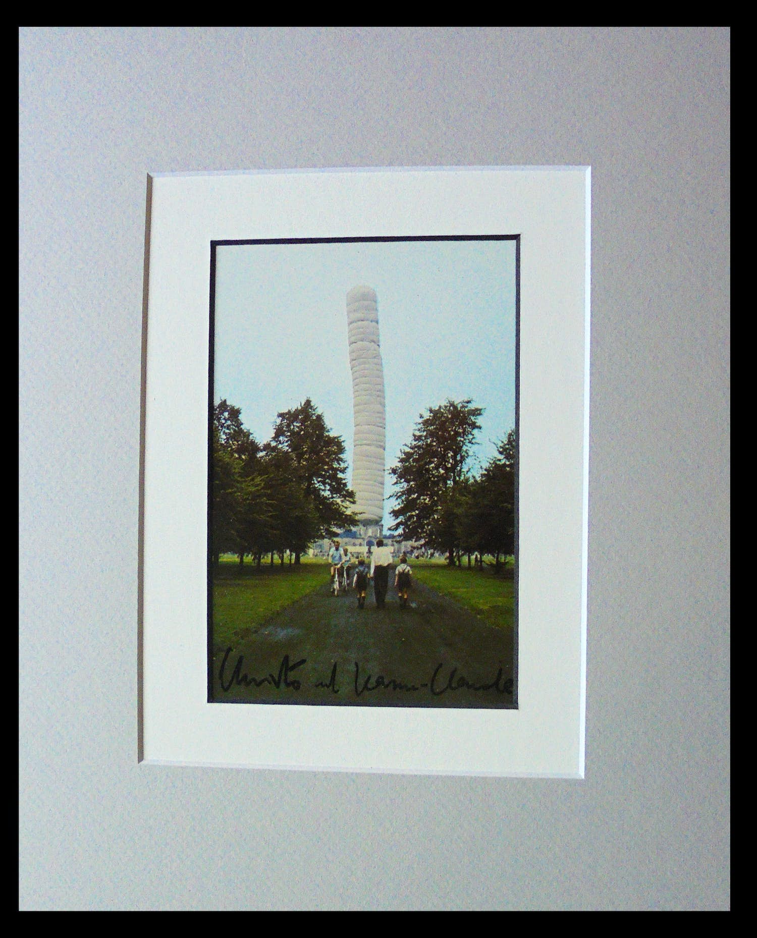 Christo - Project " Cubimeter Package " Documentra 4 , Kassel 1967- handgesigneerd verkocht voor € 99!