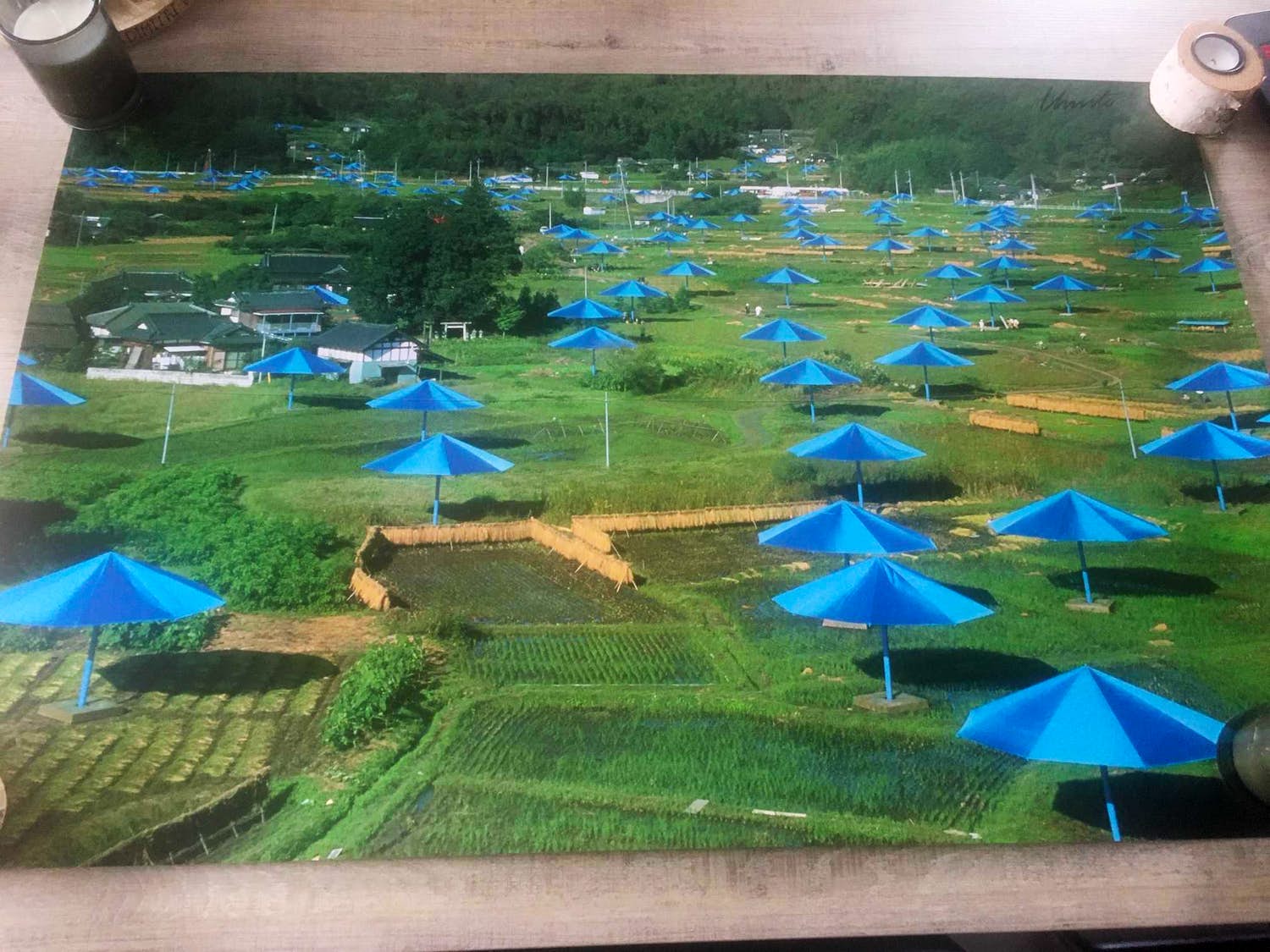 Christo - The Umbrellas, Ibaraki, Japan Site 1984-91 verkocht voor € 300!