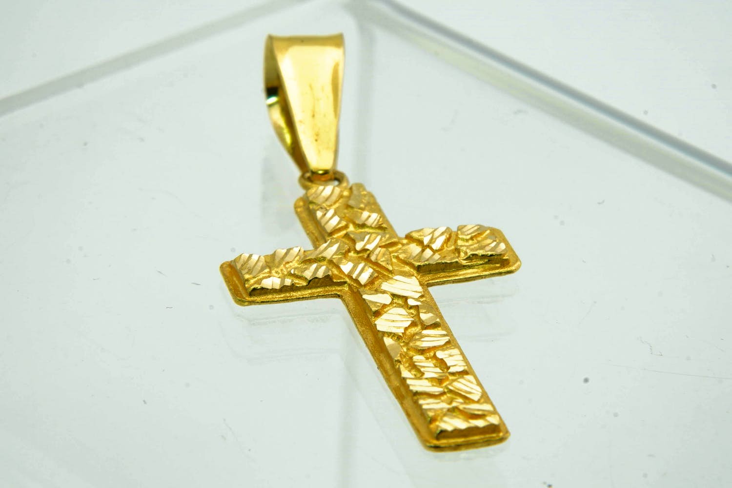 71 - Mooi bewerkte en zo goed als nieuwe 14 karaat geel gouden kruis hanger kopen? Bied vanaf 210!