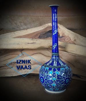 Niet of onleesbaar gesigneerd - Iznik Vaas in intens blauwe kleurstelling, geometrisch motief kopen? Bied vanaf 10!