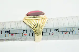 32- Grote Surinaamse mooi bewerkte 18 krt geel gouden kleursteen (rood) ring kopen? Bied vanaf 500!