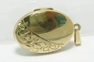 51- Fraai bewerkte ovaal vormige 14 Krt geel-gouden medaillon hanger kopen? Bied vanaf 80!