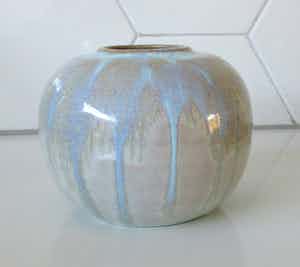 Pieter Groeneveldt - Beige Bolvaasje met paars stroomglazuur verkocht voor € 40!