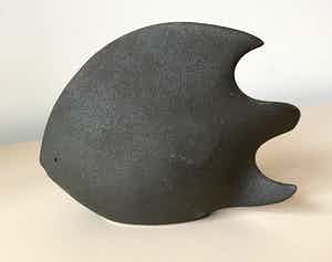 Niet of onleesbaar gesigneerd - Keramische sculptuur van een vis verkocht voor € 1!