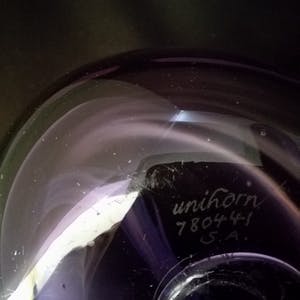 Willem Heesen - UNICA object 'unihorn', paars glas met goudgele decoratie kopen? Bied vanaf 49!