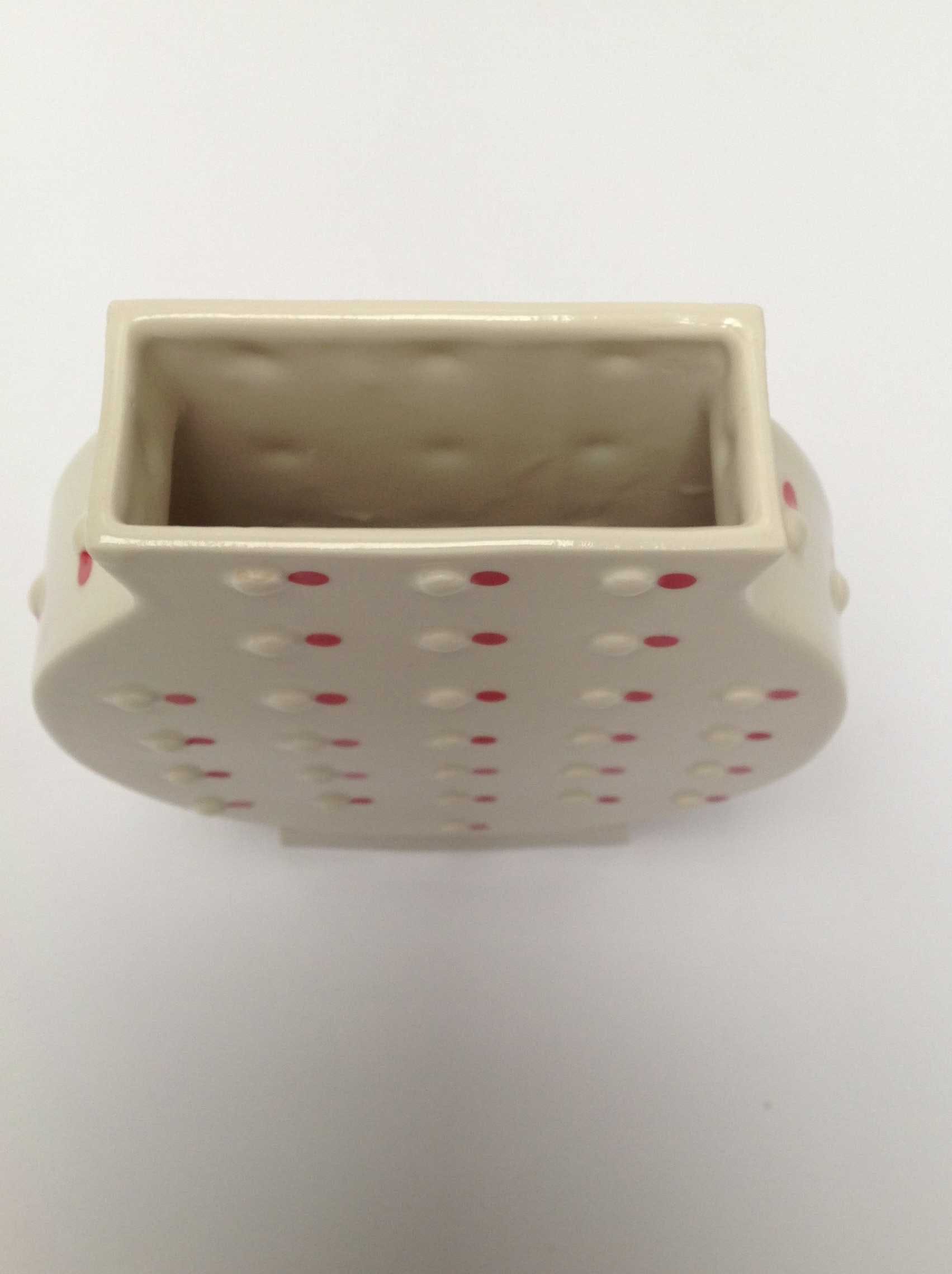 Kyoko Inatome - Vaas met noppen en rode stippen kopen? Bied vanaf 20!