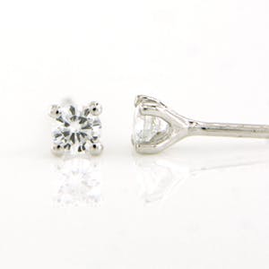 18K Goud - witgouden solitair oorknoppen bezet met briljant geslepen diamant kopen? Bied vanaf 160!