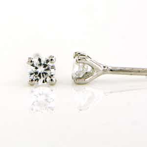 18K Goud - witgouden solitair oorknoppen bezet met briljant geslepen diamant verkocht voor € 160!
