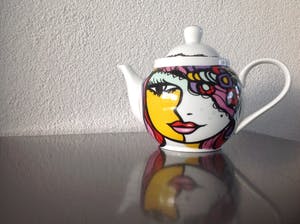 Niet of onleesbaar gesigneerd - Josien Broeren - theepot met twee kop-en-schotels kopen? Bied vanaf 1!
