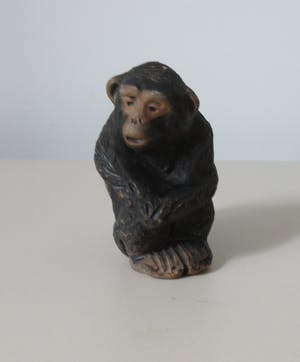 Tilgmans Keramik - Keramisch plastiekje van een zittende aap kopen? Bied vanaf 1!
