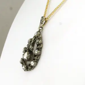 14k gouden collier met goud en zilveren hanger bezet met roos geslepen diamanten kopen? Bied vanaf 510!