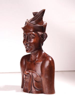 Niet of onleesbaar gesigneerd - Tropisch houten sculptuur van een jongeman met frangipani bloem- Bali, Indonesië kopen? Bied vanaf 1!