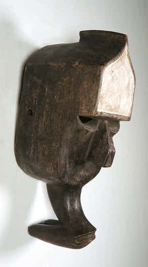 Kwele - Houten handmasker met wit gepigmenteerd puntvormig hoofd verkocht voor € 1!
