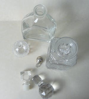 Niet of onleesbaar gesigneerd - 3 massive Glaskaraffen, eine mit Silbermontierung am oberen Rand kopen? Bied vanaf 1!