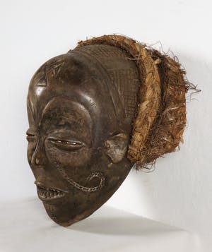 Chokwe - Gestoken initiatiemasker met scarificaties en haardracht van plantvezels kopen? Bied vanaf 1!