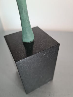 Corry Ammerlaan - Artihove Beeld " Elkaar op handen dragen " Groot formaat! kopen? Bied vanaf 75!