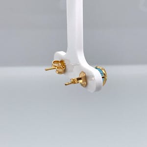 18kt gouden handgemaakte oorstekers met topaas. 1,56gr kopen? Bied vanaf 95!