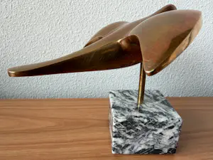 Jose Louis Fernandez - Bronzen beeld van een zwaluw op marmeren sokkel. kopen? Bied vanaf 150!