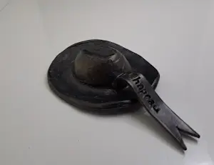 Corry Ammerlaan - Bronzen Hoed met vermelding Chapeau kopen? Bied vanaf 25!