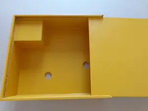 Corneille - WIJNSET / OBJECT / KISTJE MET KURKENTREKKER & 2 WIJNSTOPPEN / VERZAMELOBJECT kopen? Bied vanaf 1!