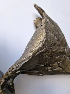 Jos van Riemsdijk - Grof gebeeldhouwd goud gepatineerd brons "Kip" op marmeren sokkel kopen? Bied vanaf 232!