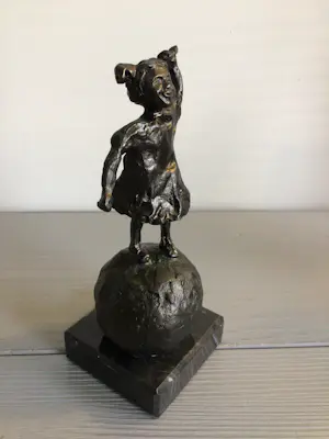 Astrid Veldhuyzen-Koppen - Sculptuur “ Vrolijk meisje op bal “ kopen? Bied vanaf 55!