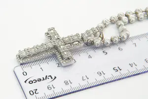 88 - Fraai 18Krt wit-gouden bolletjes collier en ca3.40 crt diamanten kruis kopen? Bied vanaf 2500!