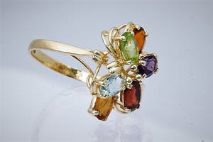 1322 - Sierlijke 14 karaats geel-gouden fantasie ring met diverse kleurstenen kopen? Bied vanaf 120!