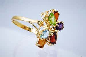 1322 - Sierlijke 14 karaats geel-gouden fantasie ring met diverse kleurstenen verkocht voor € 120!