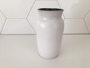 Niet of onleesbaar gesigneerd - Twee witte aardewerk vaasjes Delfos Zoeterwoude kopen? Bied vanaf 1!