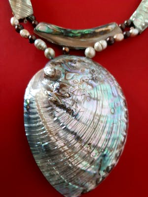 Niet of onleesbaar gesigneerd - Parelmoer met parels kopen? Bied vanaf 1!