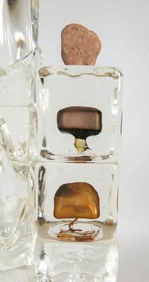 Isabelle Monod - Bijzonder glazen assemblage, Entrée du palais kopen? Bied vanaf 750!