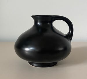 Plateelbakkerij Zenith - Mat zwart platelen kannetje of vaasje model 133 kopen? Bied vanaf 1!
