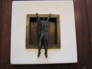 Brons (Onbekend) - Rob Verhoeven - wanddecoratie keramiek met verbronsd sculptuur - gesigneerd kopen? Bied vanaf 75!