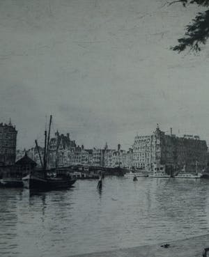 Maarten Langbroek - Ingelijste ets, Prins Hendrikkade, Amsterdam – ca. 1970 kopen? Bied vanaf 40!