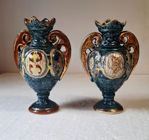 Buy Keramiek overige - 2 vaasjes merk Romano. Dit is een antieke majolica? Bid from 20!