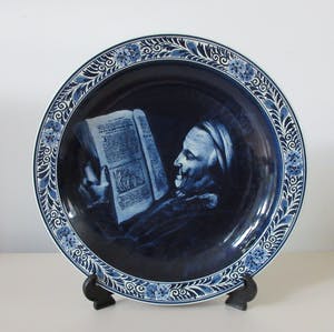 Curiosa - Groot Delftsblauw platelen wandbord "Rembrandts moeder" naar Gerard Dou kopen? Bied vanaf 1!