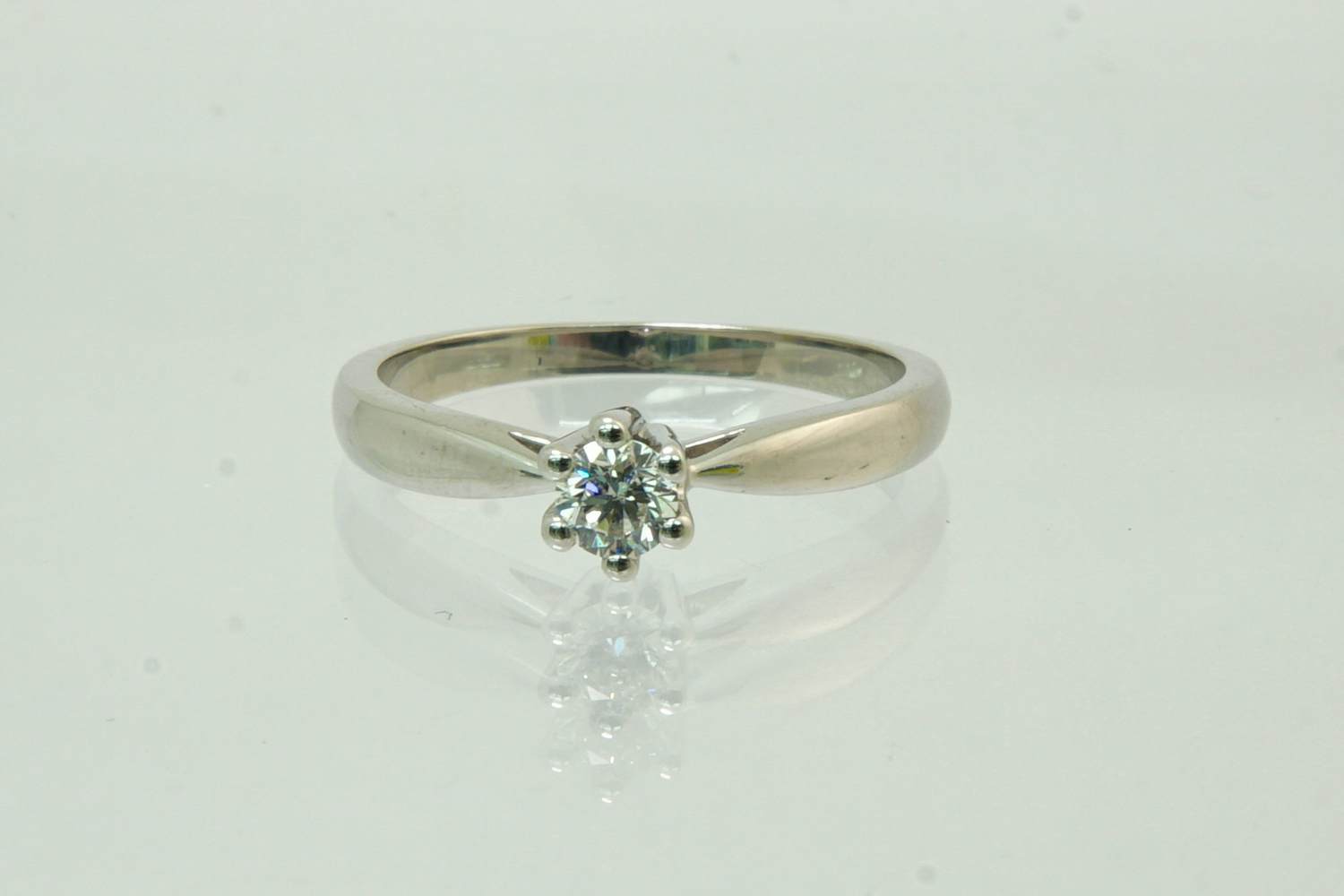 34- Moderne en stijlvolle solitair in 14 karaat witgoud met 0.25ct briljant H/VS kopen? Bied vanaf 220!