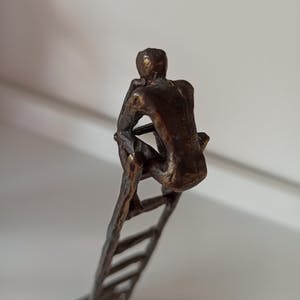 Corry Ammerlaan - Verbronsd sculptuur op sokkel; De Denkende Mens. kopen? Bied vanaf 1!