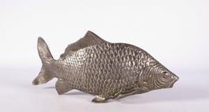 Nieuwe Kunst - Koper, Gehamerd dienblad (met servethouder in de vorm van een vis) kopen? Bied vanaf 20!