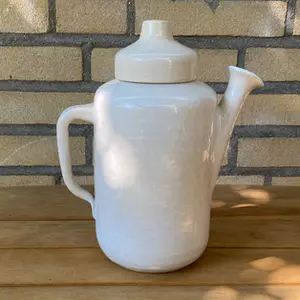 Niet of onleesbaar gesigneerd - Kunst aardewerken koffiepot kopen? Bied vanaf 1!