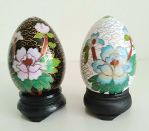 Niet of onleesbaar gesigneerd - verfijnde cloisonné eieren op standaard en een bel kopen? Bied vanaf 1!