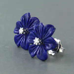 18k witgouden oorknoppen met bloemvorm lapis lazuli en briljant geslepen diamant kopen? Bied vanaf 200!