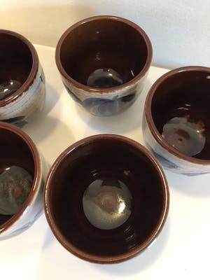 Niet of onleesbaar gesigneerd - Prachtige W-Germany keramiek kan en 5 mokken, in zeer goede staat kopen? Bied vanaf 1!